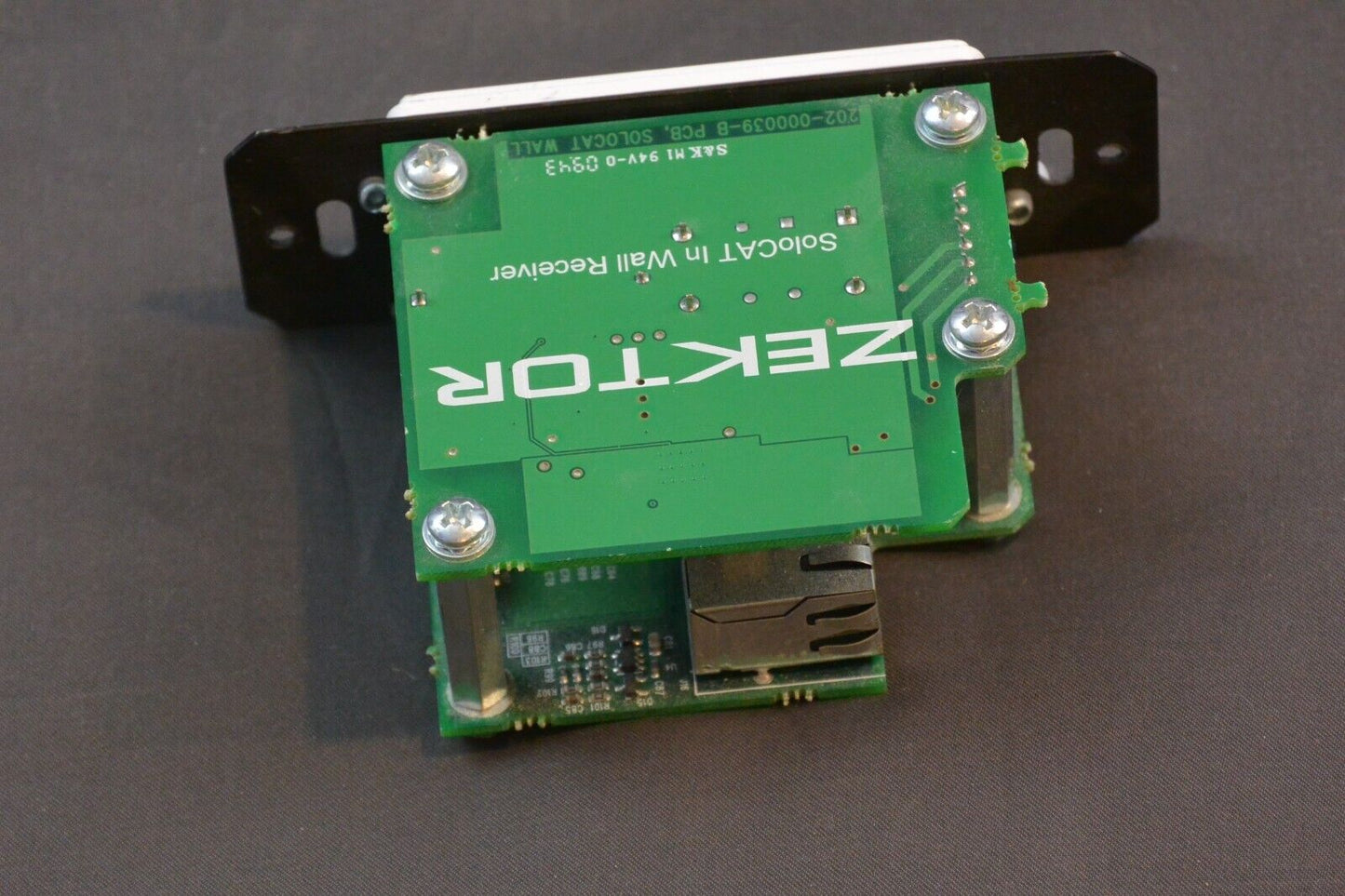 Zektor Component SoloCAT in Wall Receiver is a high-performance audio and video receiver